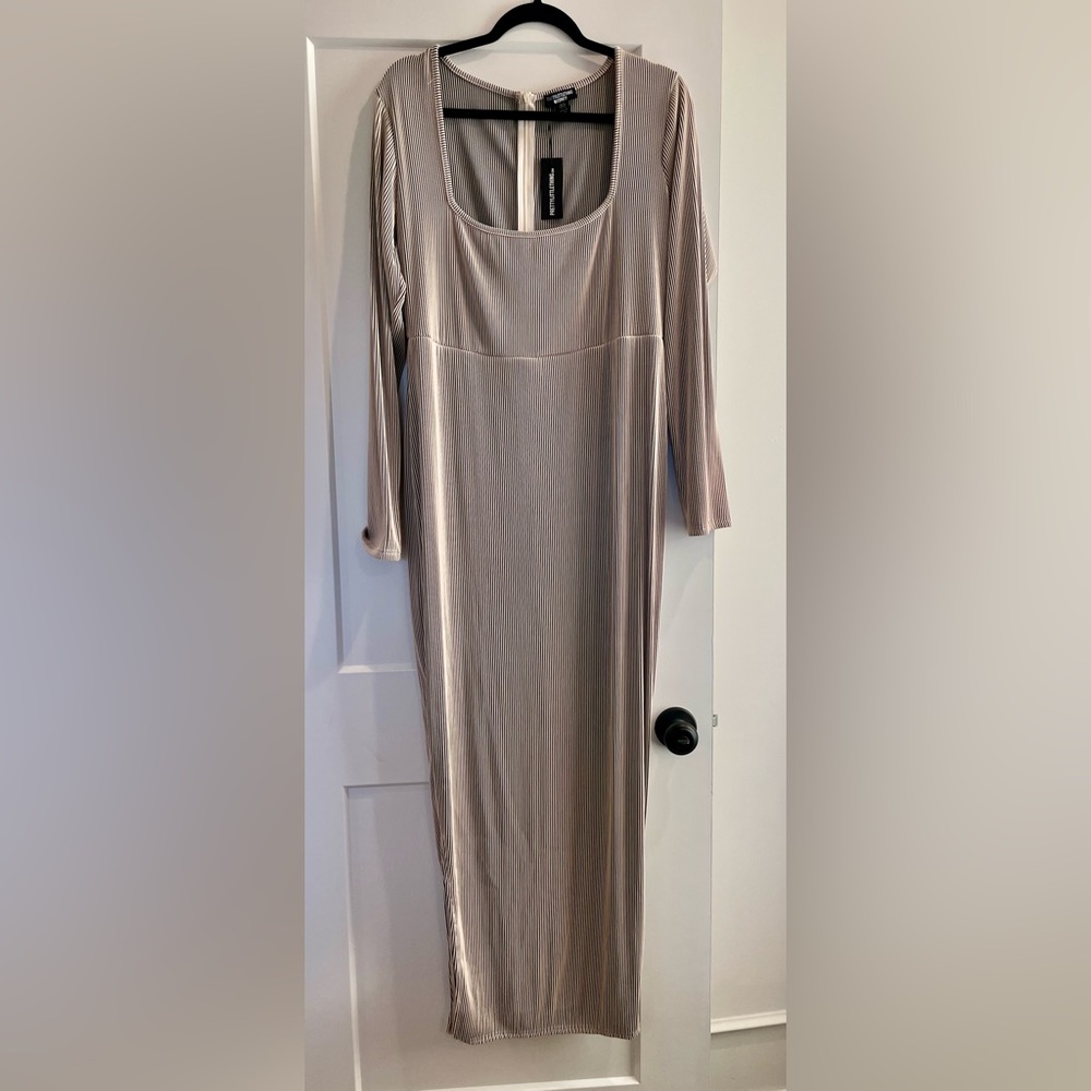 Maternity dress Pretty Little Thing. NWT.